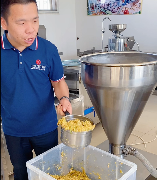 速凍餃子加工廠使用餃子機加工生產餃子