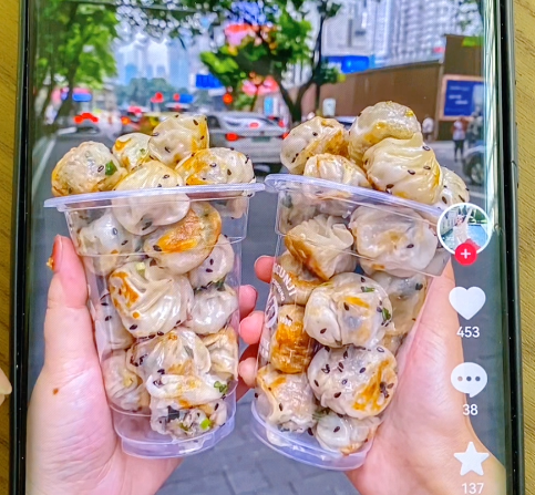 華人老鐵用拇指生煎包機做生煎包，湯汁濃稠、面皮酥脆！