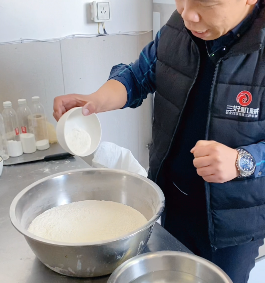 老鐵用饅頭機做饅頭，卻捅破豆渣這個馬蜂窩“咋辦”？