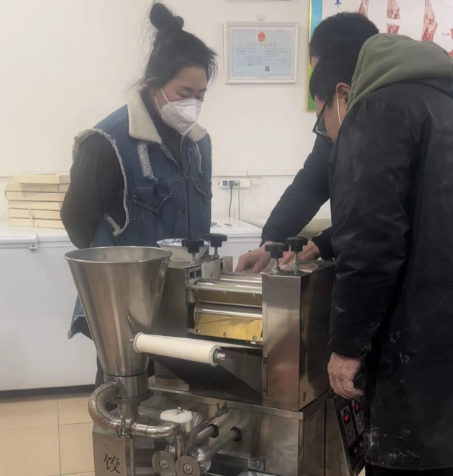 三好餃子機包餃子