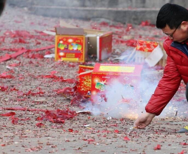 新春佳節在家包餃子，一凍就裂？難道餃子機還有防凍裂功能？