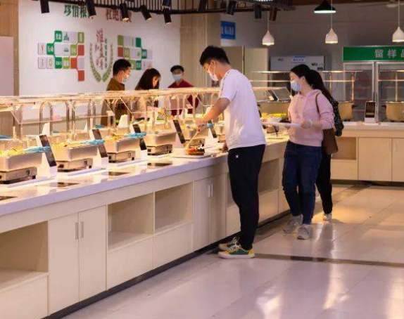 掌勺大廚成為“肇事者”切菜機怎么去解圍？