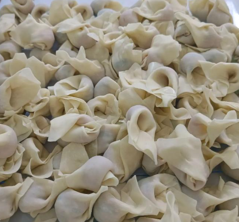 凌晨四點的餛飩鋪，老板娘用混沌機后笑得合不攏嘴？